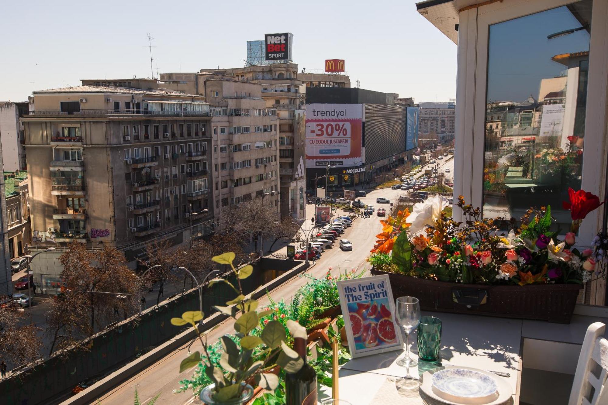 Old Town Apartment With Amazing View From The Balcony Boekarest Buitenkant foto